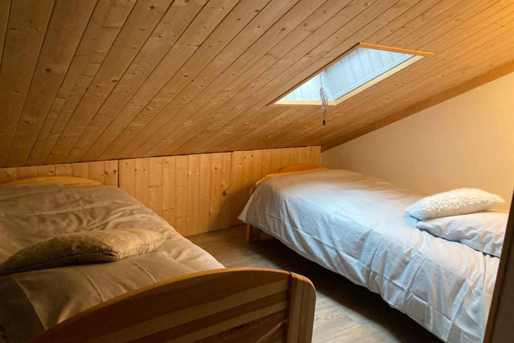 Chalet cosy rénové avec vue sur le lac Les Angles  Extérieur photo